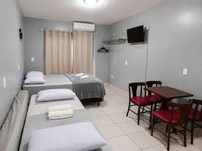 Uma cama ou camas num quarto em Estúdio Ótimo Preço na Meia Praia Completo, Ar, Wi-Fi, Cozinha e Vaga ZZZ
