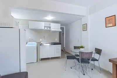 A cozinha ou kitchenette de Apto 230m da Praia de Bombas - 2 dorms 4 pessoas