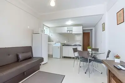 A cozinha ou kitchenette de Apto 230m da Praia de Bombas - 2 dorms 4 pessoas