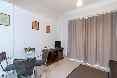 Uma televisão e/ou sistema de entretenimento em Apto 230m da Praia de Bombas - 2 dorms 4 pessoas