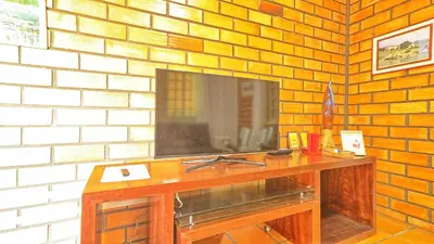 Uma televisão e/ou sistema de entretenimento em #006 Casa 1 minuto pé da praia Palmas