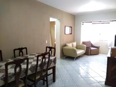 Uma área de estar em Apartamento quadra mar