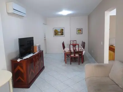 Uma televisão e/ou sistema de entretenimento em Apartamento quadra mar