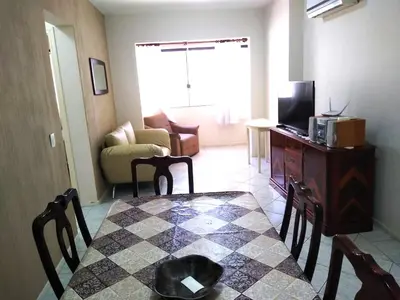 Uma televisão e/ou sistema de entretenimento em Apartamento quadra mar