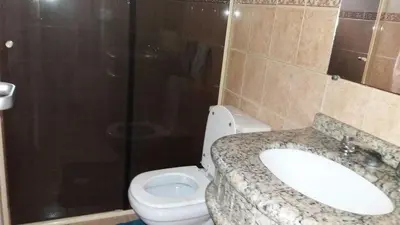 Uma casa de banho em Apartamento quadra mar
