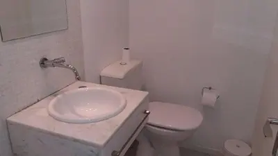 Uma casa de banho em Apartamento quadra mar