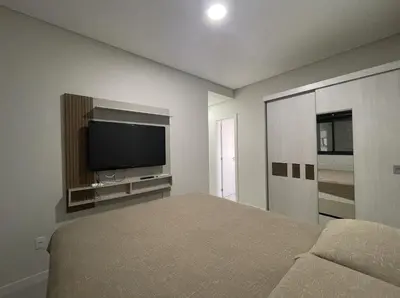 Uma televisão e/ou sistema de entretenimento em Anito Petry Residence - Apto para 7 pessoas na Praia de Palmas