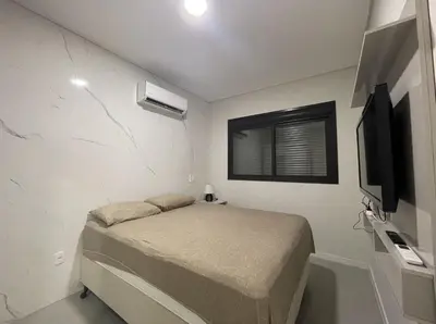 Uma televisão e/ou sistema de entretenimento em Anito Petry Residence - Apto para 7 pessoas na Praia de Palmas