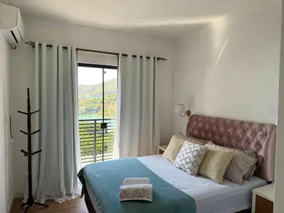 Uma cama ou camas num quarto em Casa com vista para o mar em Governador Celso Ramos