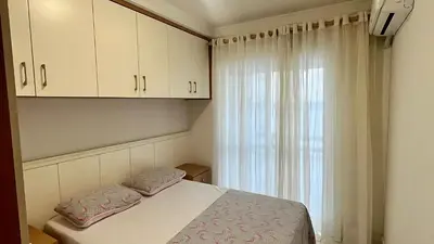 Uma cama ou camas num quarto em Apto Almeida e Moraes Pé na Areia BC 2 vagas de garagem