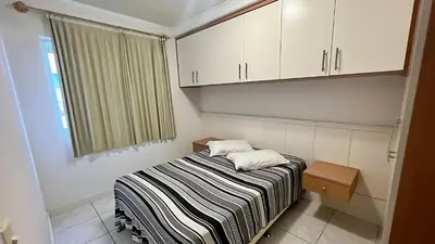 Uma cama ou camas num quarto em Apto Almeida e Moraes Pé na Areia BC 2 vagas de garagem