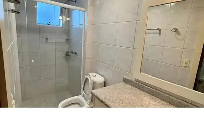 Uma casa de banho em Apto Almeida e Moraes Pé na Areia BC 2 vagas de garagem