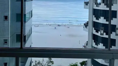 Uma vista do mar geral ou uma vista do mar a partir do apartamento