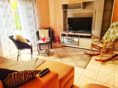 Uma televisão e/ou sistema de entretenimento em Casa de praia no Estaleirinho Balneário Camboriú