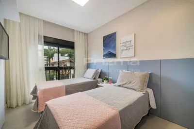 Uma cama ou camas num quarto em 302 Bl 03 Waldgarten Bombinhas - 50 m do Mar e Frente Avenida - Condomínio de Alto Padrão - Piscina - Academia - Salão de jogos