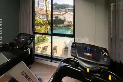 O centro de fitness e/ou as comodidades de fitness de 302 Bl 03 Waldgarten Bombinhas - 50 m do Mar e Frente Avenida - Condomínio de Alto Padrão - Piscina - Academia - Salão de jogos
