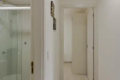 Uma casa de banho em Vista Atlântico: Cond. Arborizado em Itapema P1474