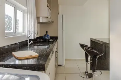 A cozinha ou kitchenette de Vista Atlântico: Cond. Arborizado em Itapema P1474