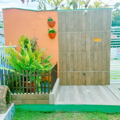 Um jardim no exterior de Hospede Mar Bombinhas