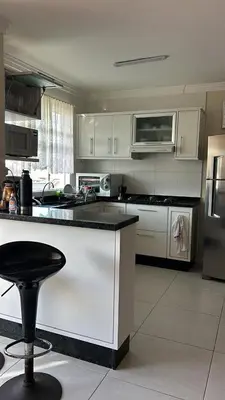 A cozinha ou kitchenette de suíte privativa vista mar em cobertura em bombinhas
