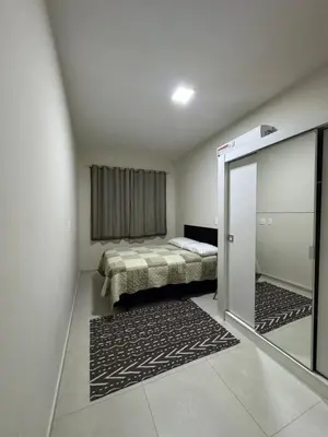 Uma cama ou camas num quarto em Apto Praia de Bombas