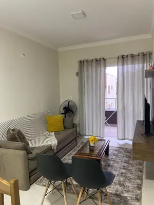 Uma área de estar em Apto Praia de Bombas