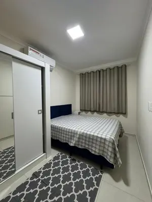 Uma cama ou camas num quarto em Apto Praia de Bombas
