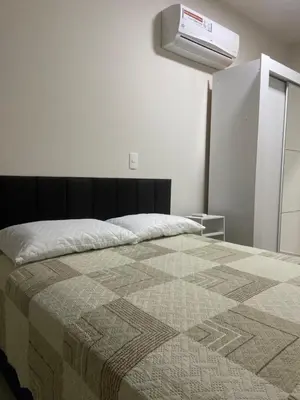 Uma cama ou camas num quarto em Apto Praia de Bombas