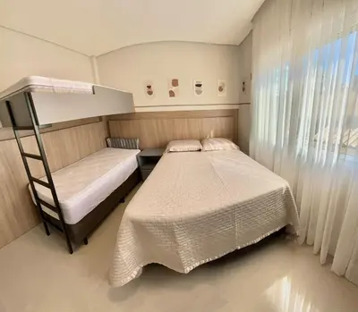 Uma cama ou camas num quarto em ANSNEGOCIOS APTO FRENTE PRAIA MARISCAL 202 Corais