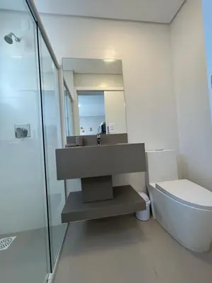 Uma casa de banho em ANSNEGOCIOS APTO FRENTE PRAIA MARISCAL 202 Corais