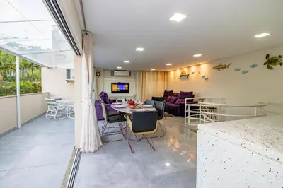 Uma televisão e/ou sistema de entretenimento em 1025 Ampla cobertura duplex na Praia de Bombinhas 50mts do mar
