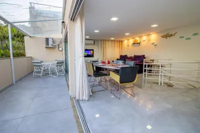 Uma televisão e/ou sistema de entretenimento em 1025 Ampla cobertura duplex na Praia de Bombinhas 50mts do mar