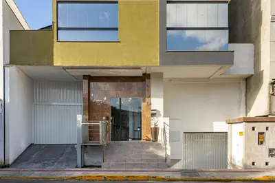 O edifício onde o apartamento está situado