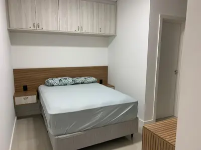 Uma cama ou camas num quarto em Apto aconchegante e elegante Morretes itapema