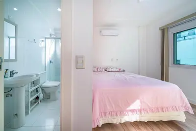 A planta de Aluguel Apartamento 3 quartos sendo 1 suíte em Bombinhas