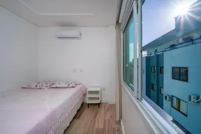 A planta de Aluguel Apartamento 3 quartos sendo 1 suíte em Bombinhas
