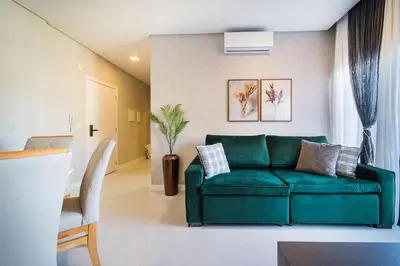 Uma área de estar em Aluguel Apartamento 2 Suítes Bombinhas