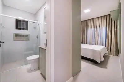 Uma casa de banho em Aluguel Apartamento 2 Suítes Bombinhas