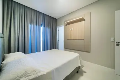 Uma cama ou camas num quarto em Aluguel Apartamento 2 Suítes Bombinhas