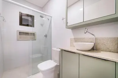Uma casa de banho em Aluguel Apartamento 2 Suítes Bombinhas