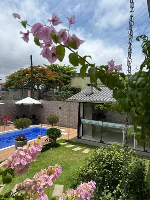 Um jardim no exterior de Casa com piscina Balneário Camboriú CasaAlbertiBc