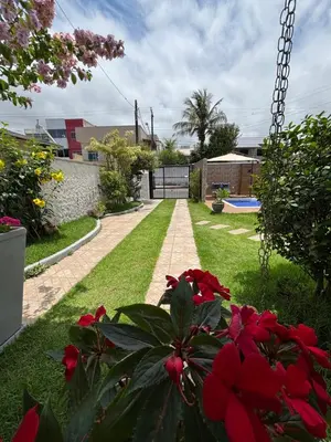 Um jardim no exterior de Casa com piscina Balneário Camboriú CasaAlbertiBc
