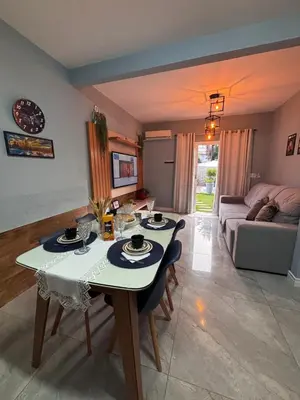 Uma área de estar em Casa com piscina Balneário Camboriú CasaAlbertiBc