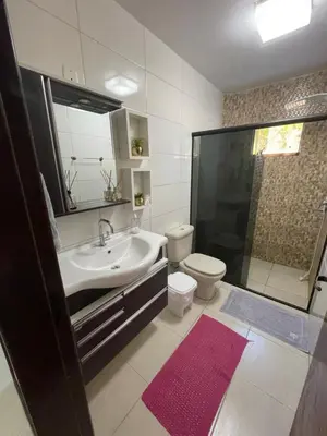 Uma casa de banho em Casa deck caixa d´aço