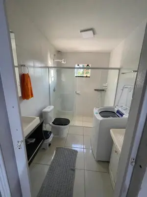 Uma casa de banho em Casa deck caixa d´aço
