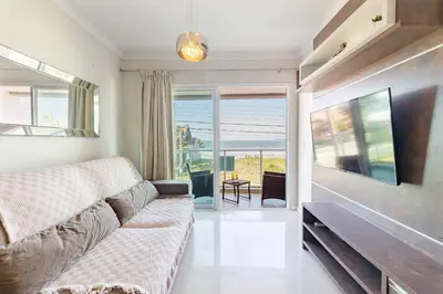Uma televisão e/ou sistema de entretenimento em Apartamento com Vista Mar na Praia do Canto Grande