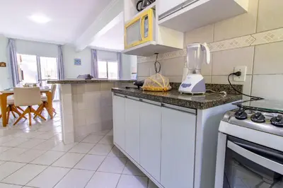 A cozinha ou kitchenette de 1046 - Praia de Bombinhas locação de temporada - Residencial Solar das Bromélias Apto 121