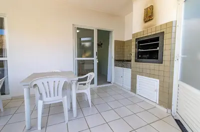 A cozinha ou kitchenette de 1046 - Praia de Bombinhas locação de temporada - Residencial Solar das Bromélias Apto 121