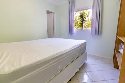 Uma cama ou camas num quarto em 1046 - Praia de Bombinhas locação de temporada - Residencial Solar das Bromélias Apto 121