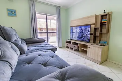 Uma televisão e/ou sistema de entretenimento em 1046 - Praia de Bombinhas locação de temporada - Residencial Solar das Bromélias Apto 121